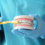 Całościowe leczenie dentystyczne – odkryj drogę do zdrowych i atrakcyjnego uśmiechu.